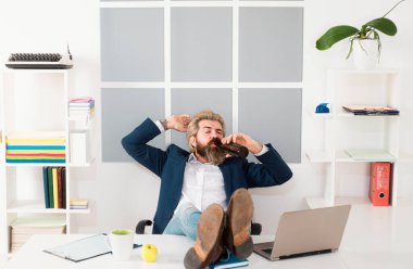 İş gününün sonunda sarhoş bir adam. İş adamı ofis partisinden sonra masasında bira içer.