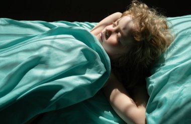 Tatlı küçük çocuk gözleri kapalı uyuyor.