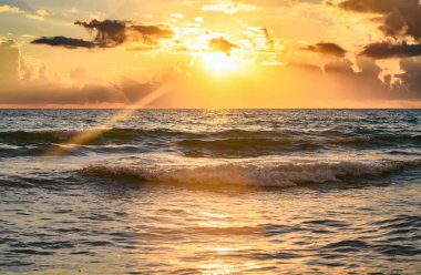 Karanlık fırtına arka planda. Dramatik kara bulutlar gökyüzü. Karanlık bulutlu tropikal gökyüzü günbatımı deniz zemininde. Fırtınalı bulutlu gökyüzü