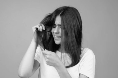 Kadın saçı dökülme sorunu, kellik. Sağlık hizmeti şampuanı ve güzellik ürünleri konsepti