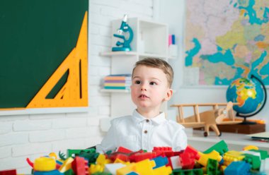 Sınıfta öğrenci. Online eğitim öğreniyorum. İlkokul öğrenimi ve çocuk konsepti