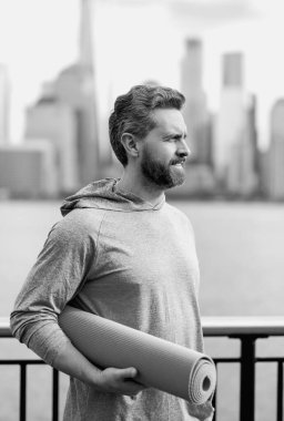 Spor salonundaki son sınıf öğrencisi Manhattan yakınlarında egzersiz yapıyor. Sağlıklı bir emeklilik hayatı. Aktif kıdemli adam dışarıda egzersiz yapıyor. Emeklilikten sonra aktif. Olgun emekli sporcu esneme egzersizleri yapıyor.