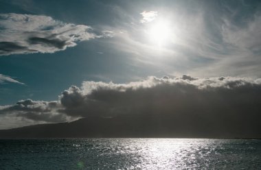 Deniz manzarası, doğa geçmişi. Güneşli bir günde açık okyanus suyuyla dolu gök mavisi bir sahil.
