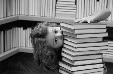 Komik okul çocuğu. Bir kitapçıda ya da okul kütüphanesinde kitap okuyan çocuklar
