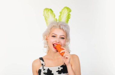 Paskalya gülümse. Sevimli tavşan tavşan. Genç kadın banny kulakları ile havuç ye. Paskalya tavşanı elbise