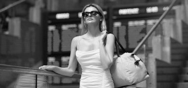 Avrupa gezisi. Yolcu hafta sonları yurtdışına seyahat ediyor. Sokakta bavuluyla gezen seksi genç bir kadın. Seyahat çantalı şehvetli kız tatile çıkmaya hazır.