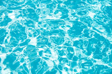 Su arka planı, dalgalanma dalgaları. Mavi yüzme havuzu deseni. Deniz yüzeyi. Yüzme havuzunda su ve güneş yansıması. Kopyalama alanı olan pankart