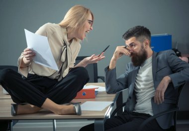 İş arkadaşları arasındaki ofis aşkı. Patron sekreteriyle flört ediyor. Romantik bir anda iş çifti. Meslektaşlar arasında flörtöz bir konuşma. Ofiste romantik bir gerilim var. Ofis seksi çift