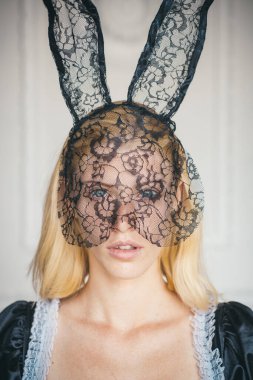 Tavşan kulakları giyen çekici genç kadın. Beyaz bir arka plan üzerinde güzel şehvetli kadın moda portre. İfade yüz. Tavşan Paskalya