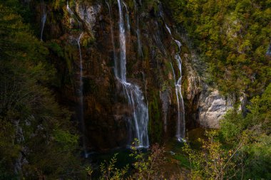 Plitvice Lakes Ulusal Parkı. Hırvatistan. Büyük şelaleler. Doğa yolculuğu geçmişi. Güzel doğa. Park UNESCO 'nun Dünya Mirası Bölgesi