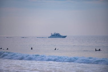 Okyanustaki dalgalar. Turkuaz deniz dalgaları. Mavi ve turkuaz rengi köpüklü güzel deniz dalgaları