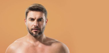 Temiz ciltli güzel bir adam. Güzel erkek cilt bakımı. Kozmetik güzellik ve kaplıca. Erkek yüz bakımı ve sağlık. Başlık için afiş, kopyalama alanı. Web tasarımı için poster