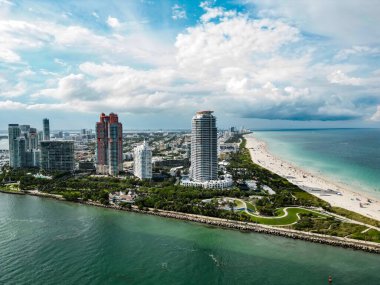Miami Güney Sahili. Miami Beach, Florida 'nın insansız hava aracı görüntüsü. Florida 'da lüks daireleri ve su yolu olan Miami Plajı. Gökdelenli Miami Plajı 'nın havadan görünüşü
