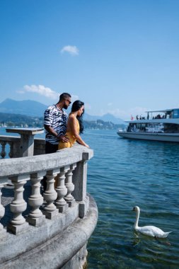 İsviçre 'nin Luzern şehrinde yürüyen kaygısız bir çift. Birkaç turist. Şehirde yürüyen mutlu turistler. Romantik bir çift. Gezgin çiftler