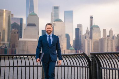 New York 'ta iş adamıyım. NYC finans bölgesinde takım elbiseli bir adam. Finansal Manhattan. New York City 'de dizüstü bilgisayarı olan bir iş adamı. Takım elbiseli bir iş adamı. İş hayatı tarzı. İşadamı