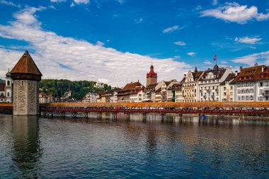 Lucern City 'de ünlü Chapel Köprüsü var. İsviçre, Lucerne 'de nehir kenarı. Lucerne şehir manzarası. Lucerne Kantonu. Lucern İsviçre. Lucerne 'nin tarihi şehir merkezinde göllü gün doğumu
