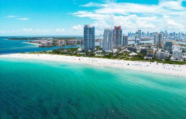 South Pointe Parkı 'nın havadan görünüşü. Miami Plajı. Florida mı? ABD. Miami Sahili 'nin havadan görüntüsü. Miami şehrinin havadan panoramik manzarası, binalar, marina, yatlar ve lüks daireler.