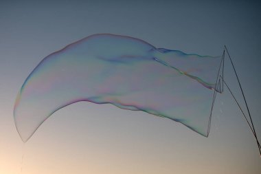 Gökyüzünde uçan sabun köpükleri mavi arkaplan