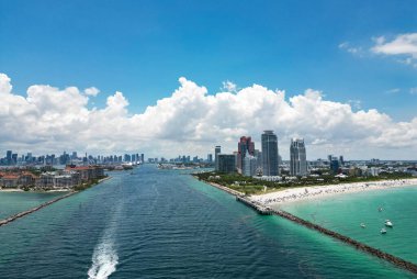 Miami Beach, South Beach, Florida, ABD. Miami sahili. Miami Plajı ve şehir manzarasının havadan görüntüsü. Miami sahili kıyı şeridi, hava manzaralı.