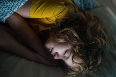 Çocuk yatakta uyuyor. Tatlı çocuk uyuyor. Çocuklar için yastık ve battaniye. Küçük çocuk uyuyor. Sevimli çocuk yatakta uyuyor. Çocuk karanlık odada uyuyor. Evdeki bir yatakta uyuyan çocuk