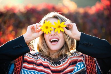 Yay surat. Çiçek mankeni portresi. Yaz güzeli kız. Doğada eğlenceli bir kadın. Romantik çiçek portresi. Çiçekli güzel bir kız. Çiçekli gülüşlü bir kadın. Komik yaz portresi