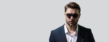 Gri arka planda iş adamının portresi. Slogan ya da metin için boş alan. İş ve başarı kavramı. Başlık fotokopi alanı için pankart. Web tasarımı için poster