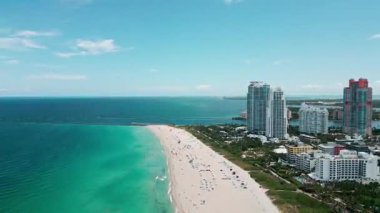Güneşli bir günde Miami Sahili 'nin havadan çekilmiş görüntüleri. Miami Plajı, harika gökdelenler ve binalar manzarası. Miami Beach Panorama Manzarası, Güney Sahili, Florida, ABD