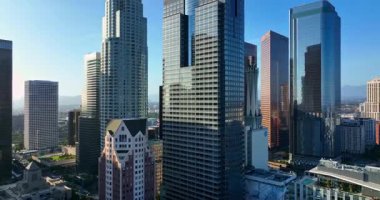 Şehir merkezinde gökdelenleri olan Los Angeles 'ın havadan görüntüsü. Los Angeles ufuk çizgisinin panoramik bir görüntüsü. Yüksek binaları olan Los Angeles şehri. Los Angeles şehir merkezinin hava görüntüsü.