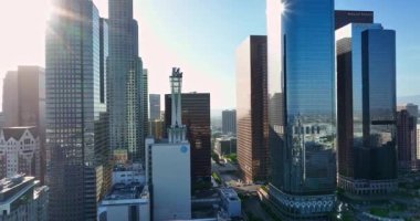 Amerikan şehri. Los Angeles manzarası. Yüksek gökdelenleri olan Los Angeles gökdelenleri. Gökdelenli Los Angeles 'ın havadan görünüşü. Los Angeles siluetinin bir panoramiği. Los Angeles şehir merkezi. İHA 'dan LA' ya
