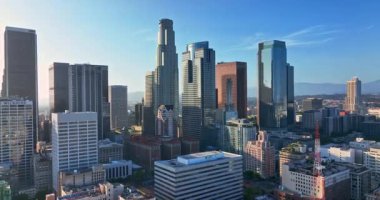 Los Angeles siluetinin ikonik bir görüntüsü. Amerikan Los Angeles şehri. Los Angeles manzarası. Yüksek gökdelenleri olan Los Angeles gökdelenleri. Gökdelenli Los Angeles 'ın havadan görünüşü. Los Angeles silüeti