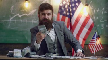 Para sayma konsepti. Amerikan dolarlarını sayıyorum. Sakallı adam ve kadın banknotları sayıyor. Zengin İşadamı dolar sayıyor. Nakit paradan tasarruf edersin. 100 dolar.