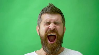 Farklı duygular simgelerle, karakterle yüzleşir. Erkek Yüzü Duyguları. Erkek Karakteri, Furrow Brows, Kızgın, Şok İfade. Stüdyo, kafası karışmış sakallı bir adamın portresi.