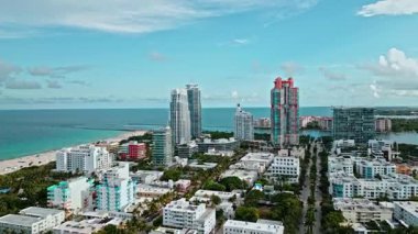Güneşli bir günde Miami Plajı 'nın insansız hava aracı görüntüleri. Miami Plajı, harika gökdelenler ve binalar manzarası. Miami Beach Panorama Manzarası, Güney Sahili, Florida, ABD