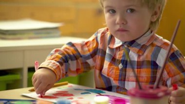 Komik bebek resimleri ve çizimleri. Pastel boyalı çocuk ve çizim. Boya fırçası ve suluboya boya ile bebek resmi. Çocuklar için yaratıcı bir oyun. Suluboya kullanarak rengarenk boyalı bebek resmi.