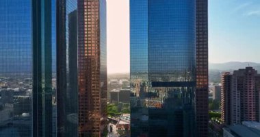 Yüksek gökdelenleri olan Los Angeles gökdelenleri. Los Angeles 'ın panoramik manzarası. Gökdelenleri olan Los Angeles. Amerikan şehri Los Angeles