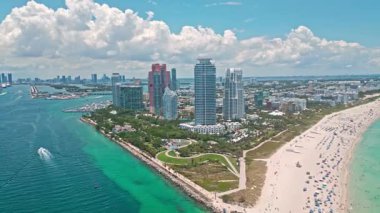 Miami Sahili, Güney Sahili. Miami Beach silueti. Miami şehir manzarası, hava manzarası. Miami kıyı şeridi, kıyı, okyanus kıyısının en üst manzarası. ABD 'de lüks seyahat. Okyanus turkuaz plajı