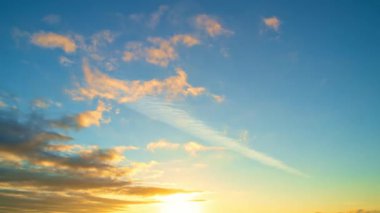 Gece Gökyüzü zaman çizelgesi. Hareket eden bulutlar ve günbatımı. Bulutlar akşam boyunca yüzer. Alacakaranlık gökyüzü zaman aşımına uğradı. Dramatik gökyüzü hareket ediyor. Kümülüs ve sirrus fırtınada. Gün doğumu bulutu