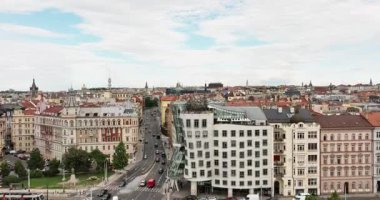 Prag Kalesi 'nin panoramik hava manzarası, hava şehri. Prag 'ın şehir manzarası, şehrin üst manzarası üzerinde uçuş. Vltava Nehri. Prag 'ın Prag Cumhuriyeti' ndeki mimari ve köprü manzarası