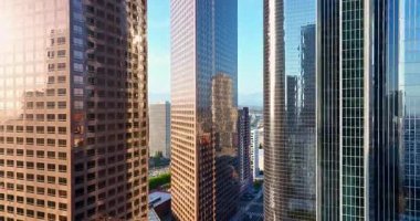 Los Angeles 'ın panoramik manzarası. Los Angeles şehir merkezinde gökdelenler yükseliyor. Şehir merkezinde gökdelenleri olan Los Angeles 'ın havadan görüntüsü. Los Angeles ufuk çizgisinin panoramik bir görüntüsü