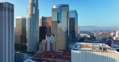 Los Angeles 'ın panoramik manzarası. Los Angeles şehir merkezinde gökdelenler yükseliyor. Şehir merkezinde gökdelenleri olan Los Angeles 'ın havadan görüntüsü. Los Angeles ufuk çizgisinin panoramik bir görüntüsü