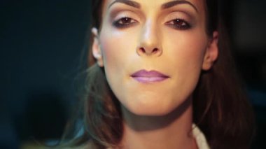 Profesyonel makyaj. Dudaklarına kırmızı ruj süren bir kadın resmi. Güzellik ve makyaj. Makyaj kozmetik konsepti. Kız yüzüne ruj sürerek makyaj yapıyor, dudağına parlatıcı sürüyor. Moda makyaj stili