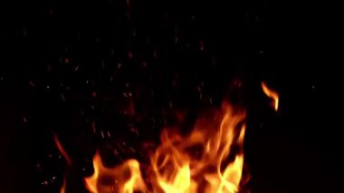 Ağır çekim. Yangın lambalarını yakın. Ateş alevi dokusu. Alevler arka planı kaplıyor. Yanan konsept. Fırın şöminesi. Şömine için kömür odunu ısıt. Ateş, yanan alev. Büyük yanan ateş.