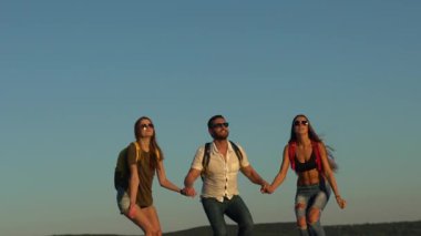 Dertsiz özgürlük arkadaşları zıplar. Arkadaş turist atlaması. Bir grup komik turist. Arkadaşlar dışarıda yürüyor. Arkadaşınla açık hava macerası. Seyahat eğlencesi. Bir grup arkadaş heyecanla zıplıyorlar