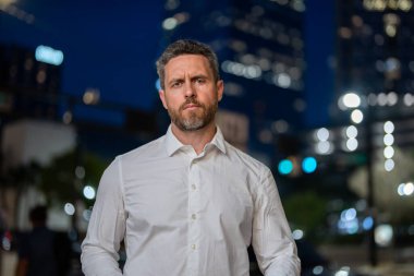 Şehirdeki yorgun iş adamı. Geceleri çalışan adam. Kriz anında şehirde çalışan biri. Şehir ortamında yalnız bir iş adamı. Milenyum adamı geç saatlere kadar çalışıyor. İş adamıyla gece şehir manzarası