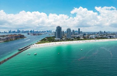 Miami Sahili 'nin havadan görüntüsü. Florida mı? Miami kıyı şeridinin havadan görüntüsü. Güney Sahili, Miami Sahili Panorama manzaralı. South Pointe Parkı 'nın havadan görünüşü