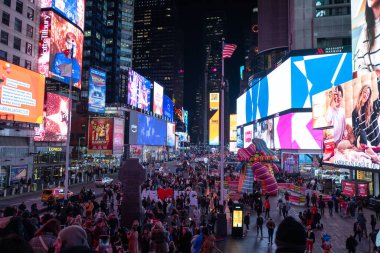 New York City, Times Meydanı, Eylül 2024. Geceleri New York şehrinin silueti. NYC Times Meydanı ışıkları. Manhattan 'daki Broadway caddesi. Akşam 7. Cadde 'de. Times Meydanı neon ışıkları. Times Turisti