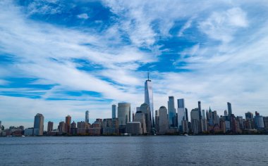 Dramatik gökyüzü ile New York City Skyline. Amerikan Kentsel Gökdelenleri dramatik bulutların yakınında. New York City silueti, ABD 'de Manhattan şehri manzarası. New York 'un Manhattan' ında panoramik manzara
