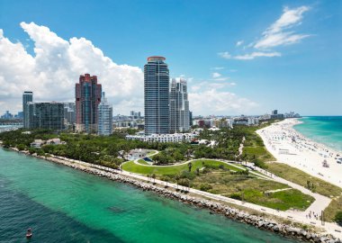 South Pointe Parkı 'nın havadan görünüşü. Miami Plajı. Florida mı? ABD. Miami Sahili 'nin havadan görüntüsü. Miami şehrinin havadan panoramik manzarası, binalar, marina, yatlar ve lüks daireler.