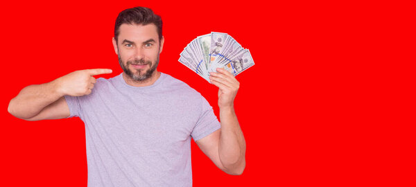 Деловой человек с деньгами в банкнотах. Мужчина-предприниматель с долларовыми купюрами. Счастливый босс, страховой агент, менеджер. Фрилансер с наличными. Босс, концепция владельца директора. Деньги для малого бизнеса