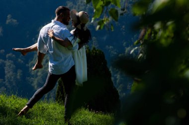 Seksi çift tutkuyla doğayı kucakladı. Şehvetli bir çift yazın şefkatle sarılır. Erkek ve kadın dağlarda tatilleri boyunca neşe içinde eğlendiler.